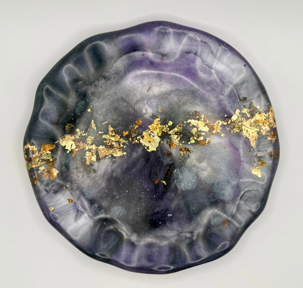 Decorative plate with gold leaf on a purple and gray resin