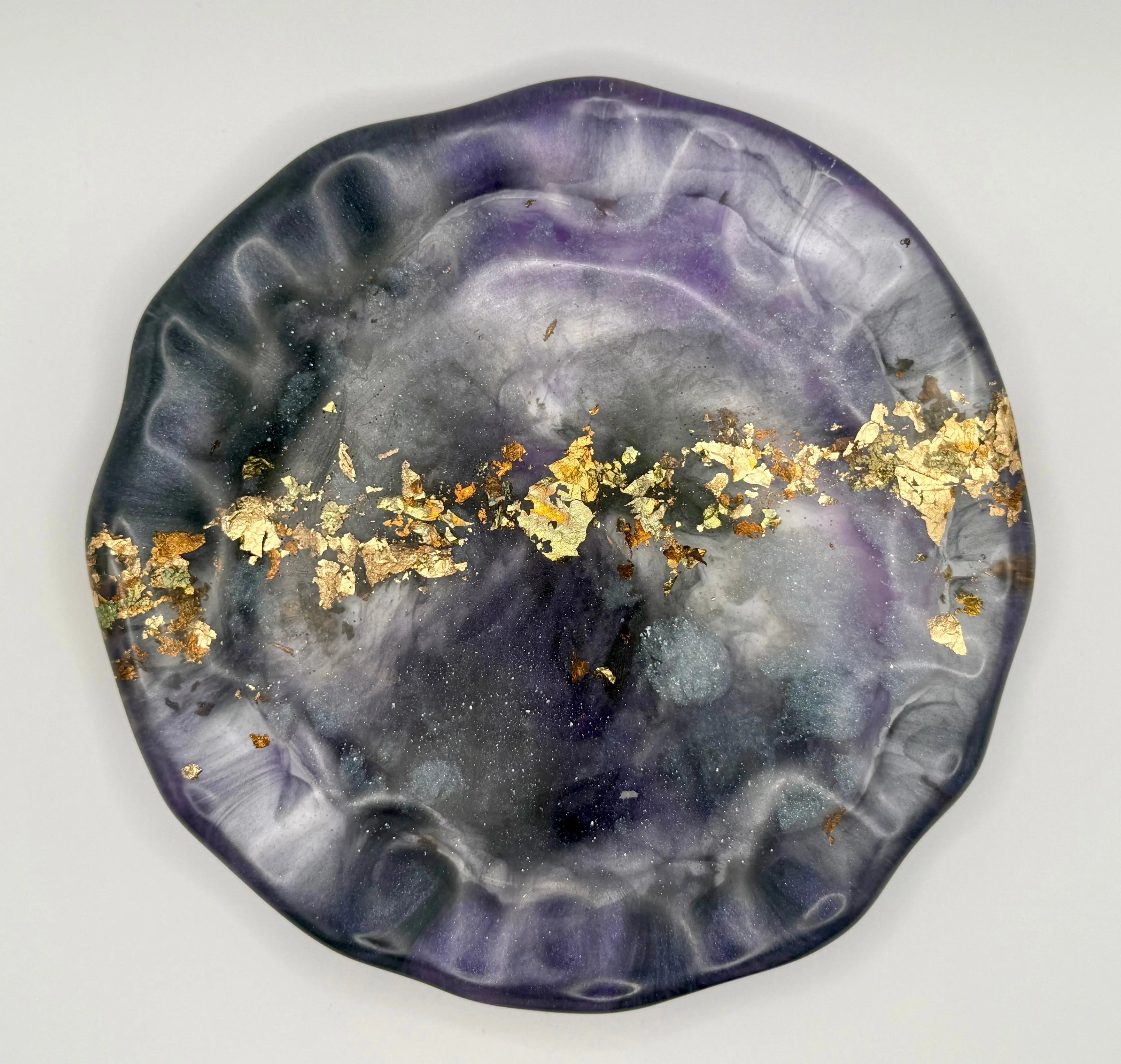Decorative plate with gold leaf on a purple and gray resin